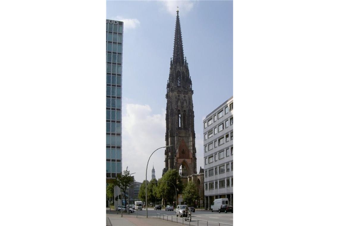 Auch nur drei Jahre war der Turm von Sankt Nikolai in Hamburg (147,88) an der Poolposition.