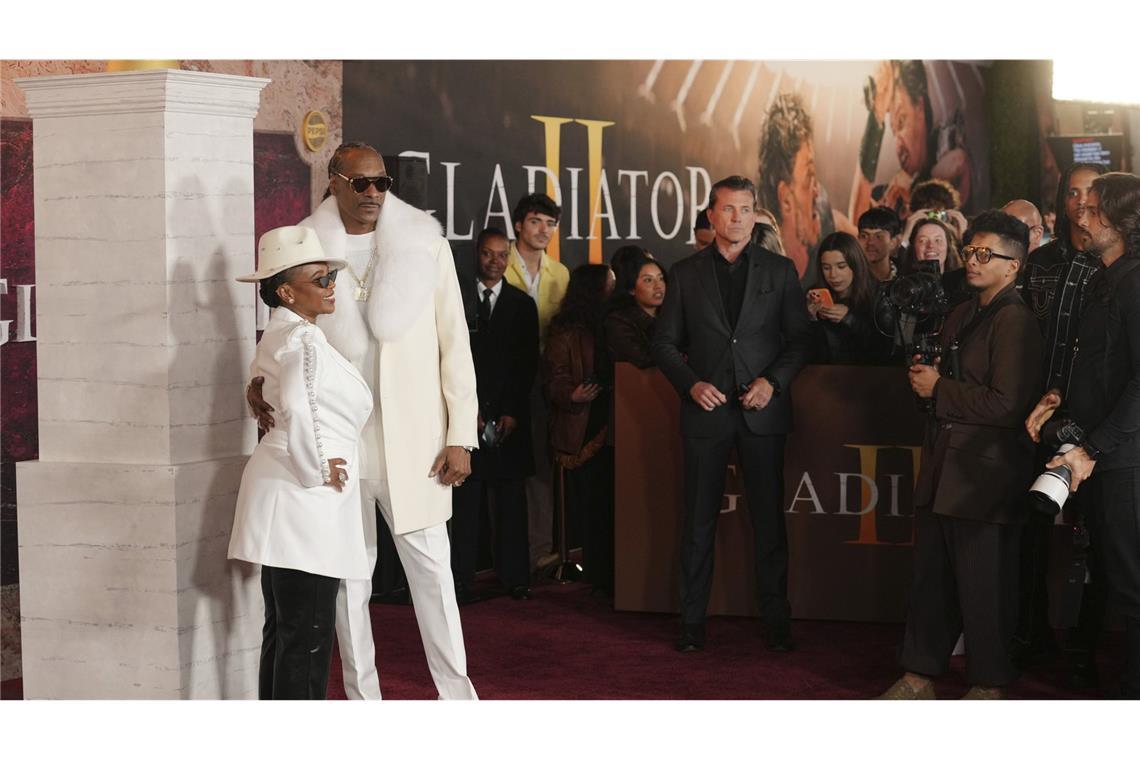 Auch Snoop Dogg (r) und seine Frau Shante Broadus kamen zur Premiere von „Gladiator II“.