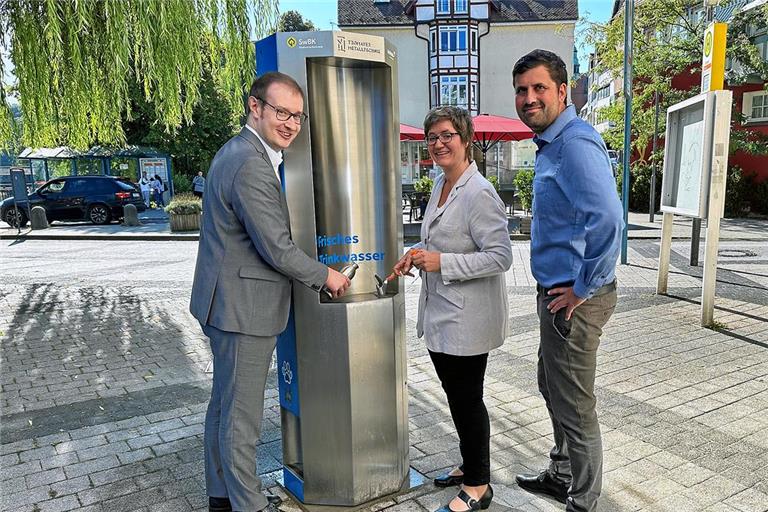 Auch Trinkwasserbrunnen sind ein Beitrag zur Nachhaltigkeit. Das Foto zeigt (von links) Oberbürgermeister Maximilian Friedrich, Klimamanagerin Simone Lebherz und Stadtwerke-Chef Thomas Steffen bei der Einweihung der Säule im Biegel. Archivfoto: Stadt Backnang