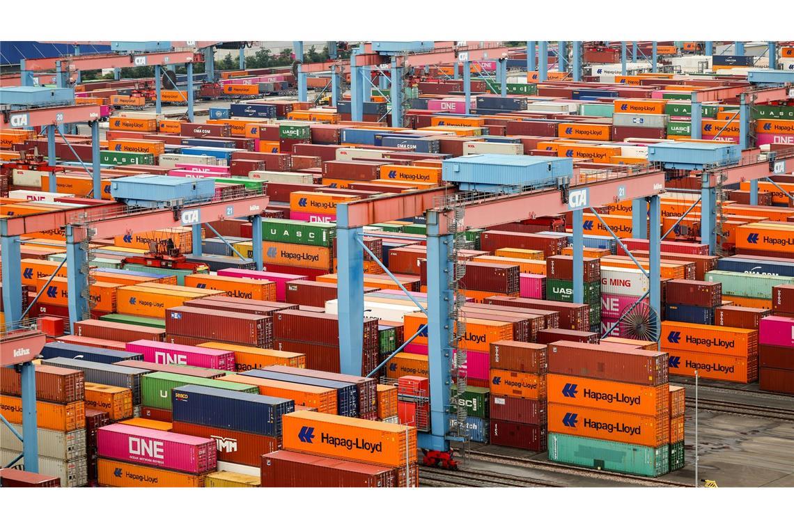 Auch über diese Container im Hamburger Hafen im- und exportiert Deutschland Waren.