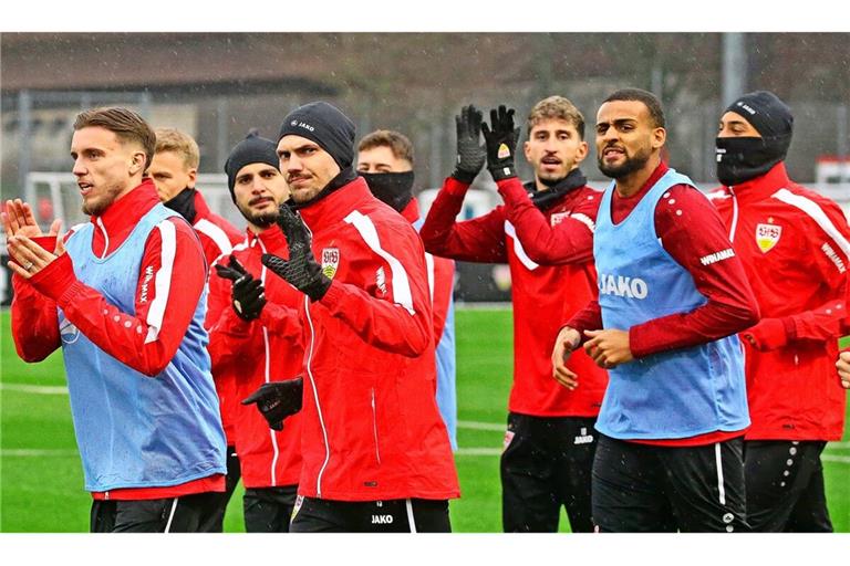 Auch vom nasskalten Wetter lassen sich die VfB-Spieler den Trainingsauftakt nicht verderben – und applaudieren den mehr als Tausend Fans.