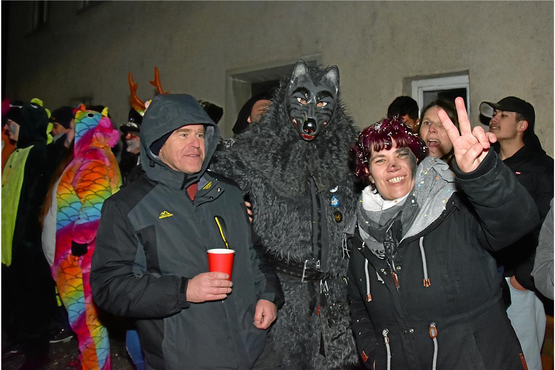 Auenwald wird zum Wolfsrevier. Das Publikum lässt sich mit den Narren fotografie...