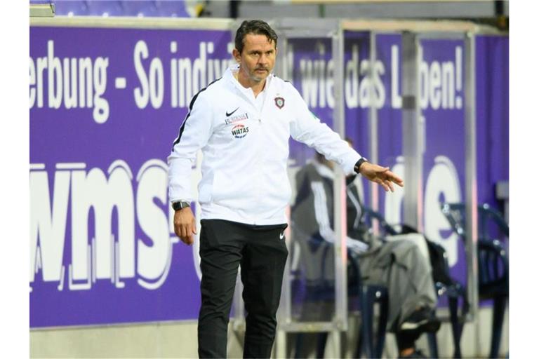 Aues Trainer Dirk Schuster steht bei einem Heimspiel an der Seitenlinie. Foto: Robert Michael/dpa-Zentralbild/dpa/Archiv