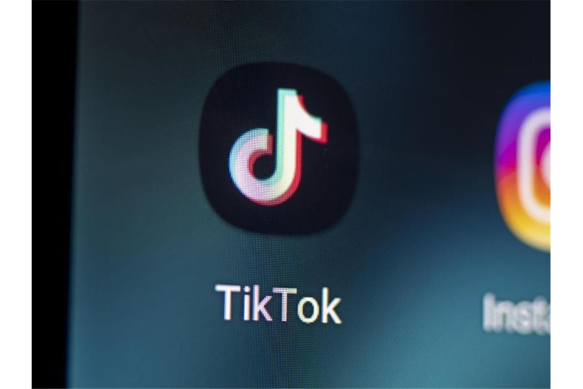 Auf dem Bildschirm eines Smartphones sieht man das Logo der App TikTok. Foto: Fabian Sommer/dpa/Symbolbild