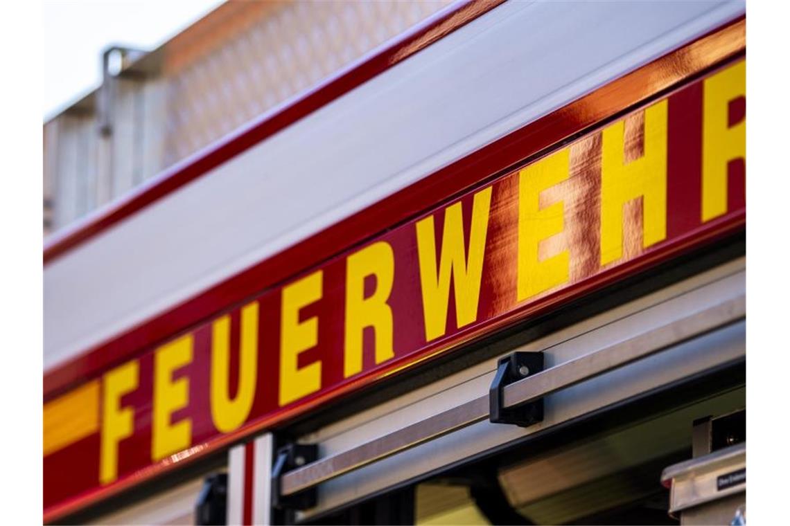 Auf dem Einsatzfahrzeug ist in gelber Farbe der Schriftzug „Feuerwehr“ zu lesen. Foto: David Inderlied/dpa/Symbolbild