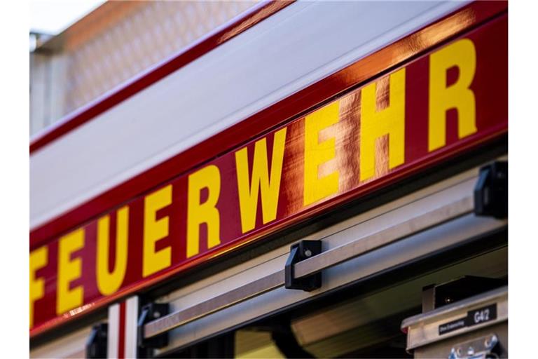 Auf dem Einsatzfahrzeug ist in gelber Farbe der Schriftzug „Feuerwehr“ zu lesen. Foto: David Inderlied/dpa/Symbolbild