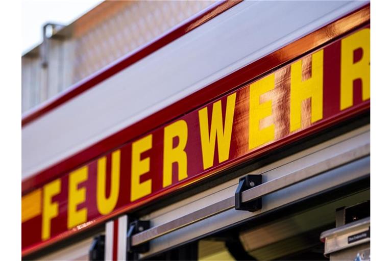 Auf dem Einsatzfahrzeug ist in gelber Farbe der Schriftzug „Feuerwehr“ zu lesen. Foto: David Inderlied/dpa/Symbolbild