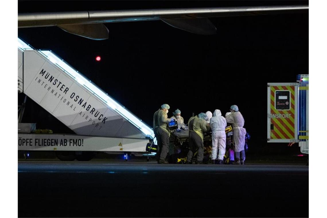 Wachsende Sorgen vor schwerem Pandemie-Winter in Deutschland Auf dem Flughafen Münster-Osnabrück steht eine Maschine der Luftwaffe mit sechs Coroa-Patienten aus Süddeutschland, die von mehreren Krankenwagen in die umliegenden Krankenhäuser verlegt werden. Foto: Guido Kirchner/dpa