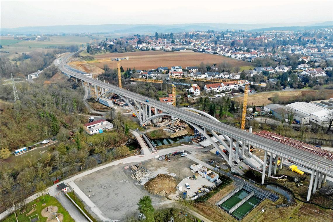 Auf dem Foto ist gut zu erkennen, dass die beiden Brücken unter dem Viadukt direkt nebeneinanderliegen. Früher führte der Radweg über den alten Betonsteg. Foto: 7aktuell/Kevin Lermer