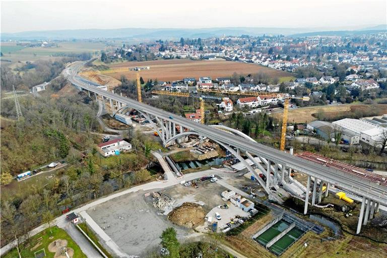 Auf dem Foto ist gut zu erkennen, dass die beiden Brücken unter dem Viadukt direkt nebeneinanderliegen. Früher führte der Radweg über den alten Betonsteg. Foto: 7aktuell/Kevin Lermer