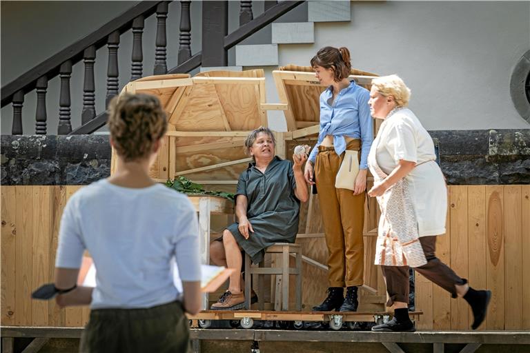 Auf dem Freithof hinter der Stiftskirche stehen Ursula Berlinghof (von links) als Bachin, Emily Schmeller als Violetta und Leslie Roehm als Hagin bei einer Probe gemeinsam auf der Bühne. Fotos: Alexander Becher 