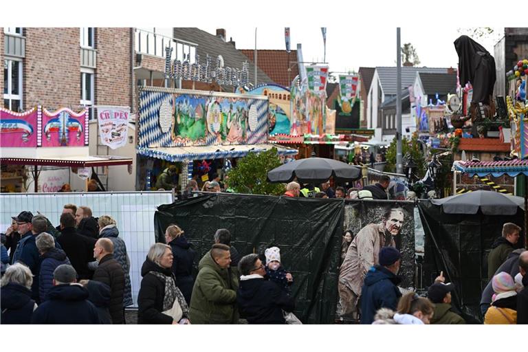 Auf dem Gallimarkt, Ostfrieslands größtem Volksfest, ist eine Geisterbahn in Brand geraten. Fünf Menschen wurden verletzt.