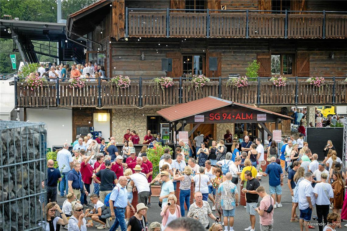 Auf dem Gelände finden die Fans viele Möglichkeiten, etwas zu Essen und zu Trink...