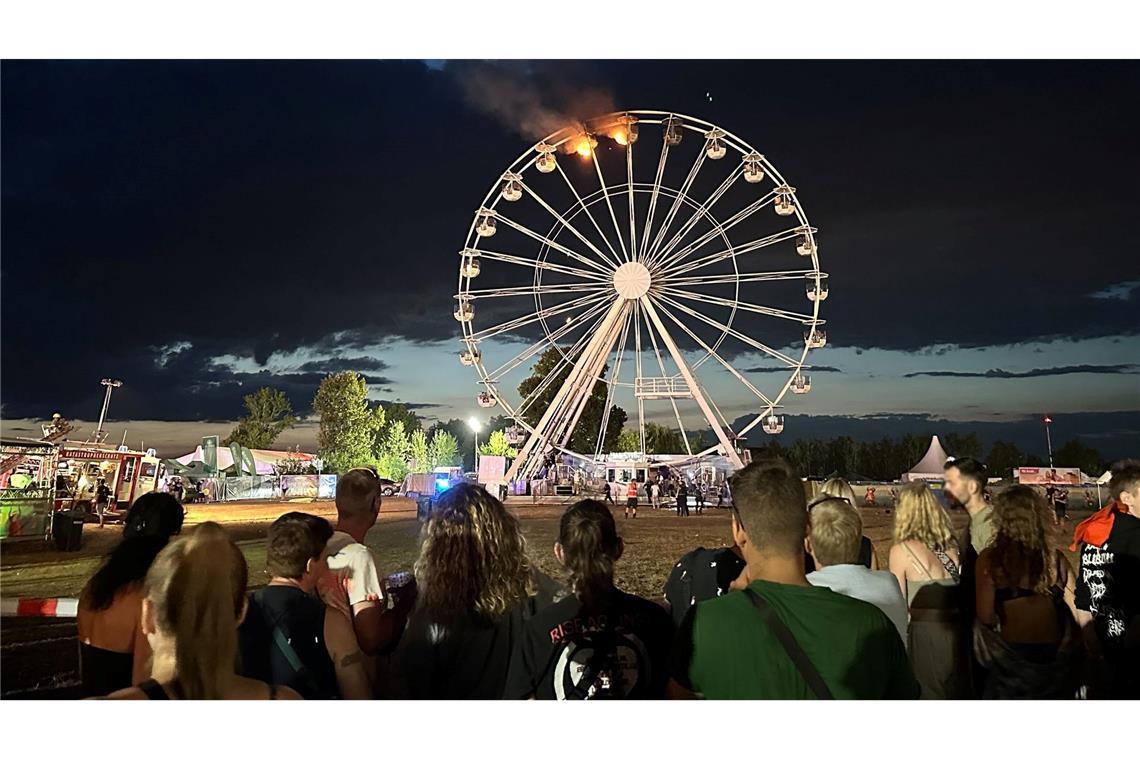 Auf dem Highfield-Festival am Störmthaler See in Sachsen ist ein Feuer an diesem Riesenrad ausgebrochen. Es gab Verletzte.