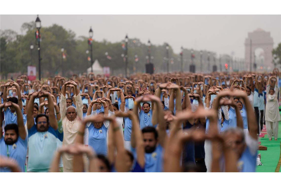 Auf dem Kartavya Path Boulevard in Neu Delhi versammeln sich Menschen zum Internationalen Yoga-Tag und finden Frieden und Einheit im gemeinsam praktizierten Asanas.