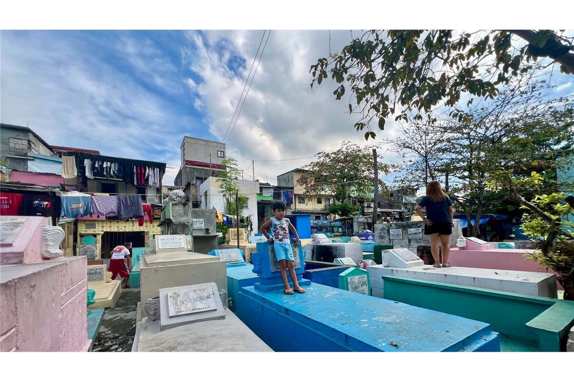 Auf dem Manila North Cemetery leben auch viele Kinder.