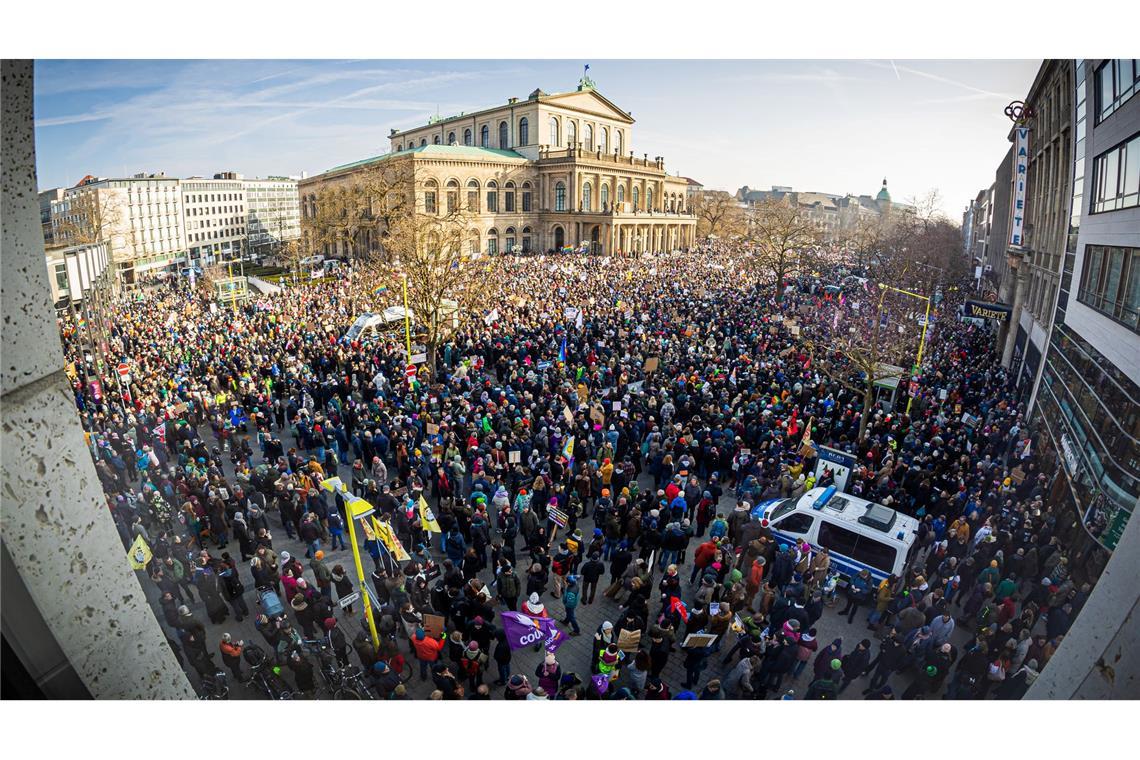 Auf dem Opernplatz in Hannover protestieren Menschen gegen Rechtsextremismus.