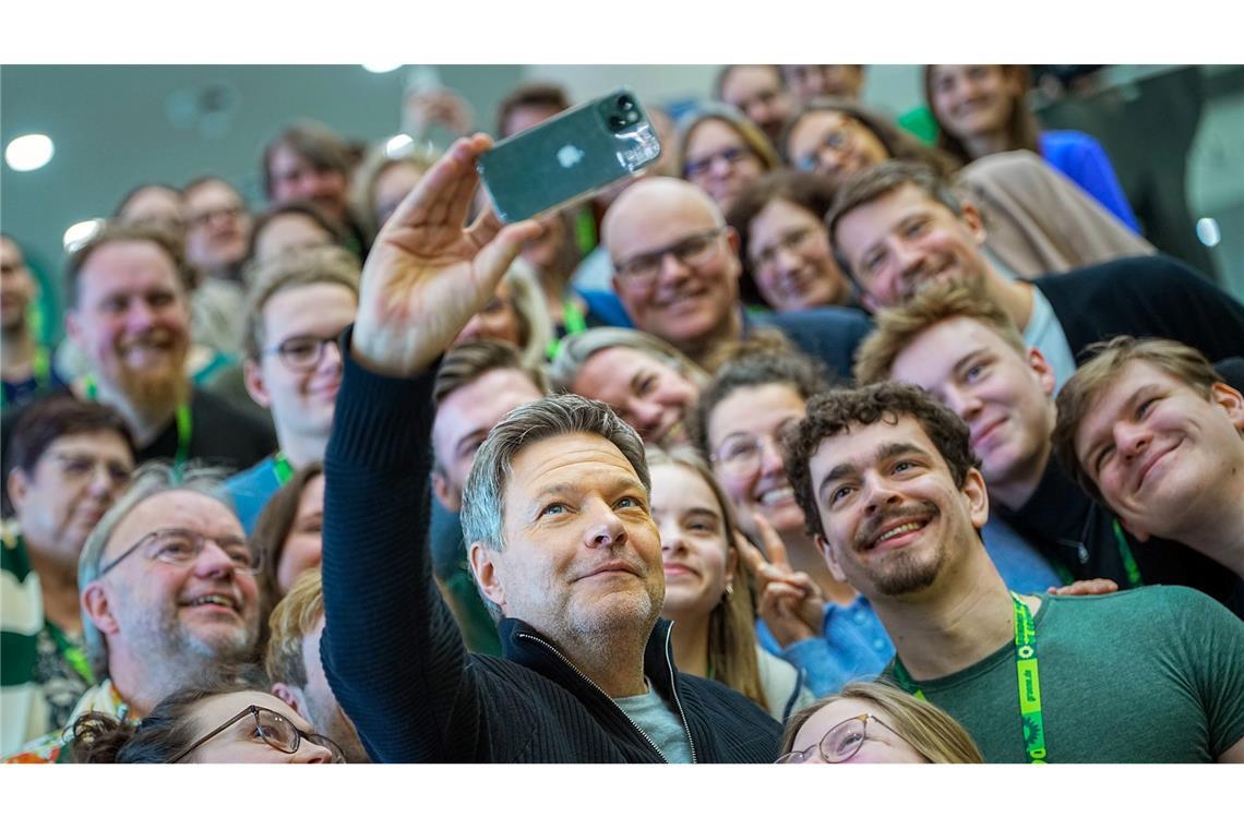 Auf dem Parteitag findet Robert Habeck, Bundesminister für Wirtschaft und Klimaschutz und Kanzlerkandidat der Grünen, Zeit für ein Selfie mit Delegierten aus seinem Heimatverband Schleswig-Holstein.