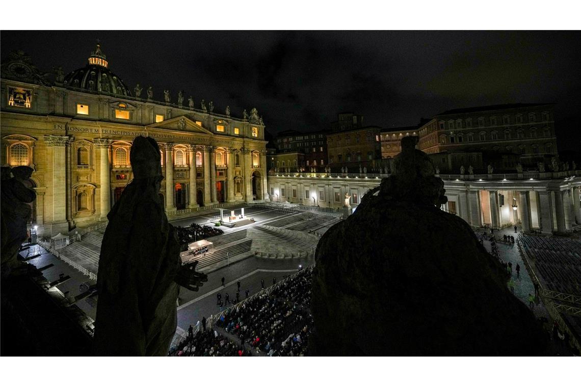 Auf dem Petersplatz haben am Abend wieder Tausende für Papst Franziskus gebetet.