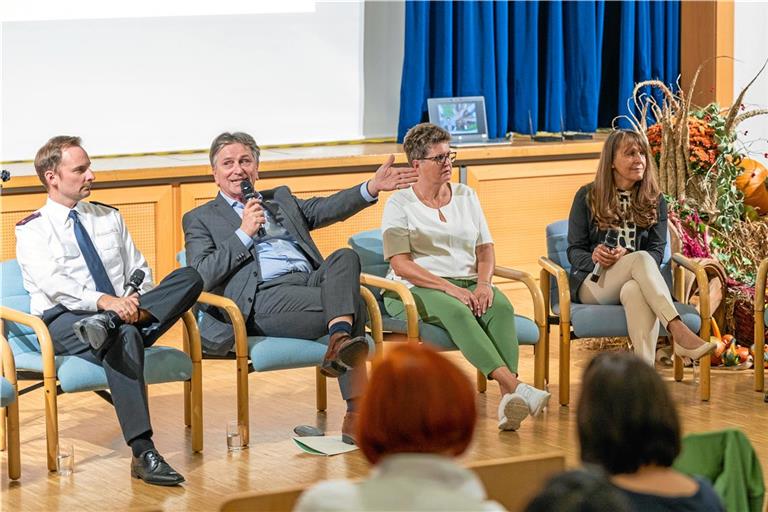 Auf dem Podium diskutieren (von links): Florian Titze von der Freiwilligen Feuerwehr Aspach, Minister Manfred Lucha, Natascha Hosseini als Sprecherin der Initiative Awia (Asylsuchende willkommen in Aspach), Bürgermeisterin Sabine Welte-Hauff und Martin Kaschler, Pfarrer in der evangelischen Kirchengemeinde Großaspach. Foto: Alexander Becher