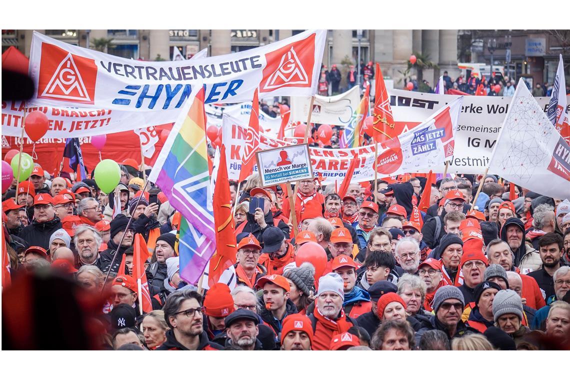 Auf dem Schlossplatz in Stuttgart bietet sich während der Kundgebung ein spektakuläres Bild.