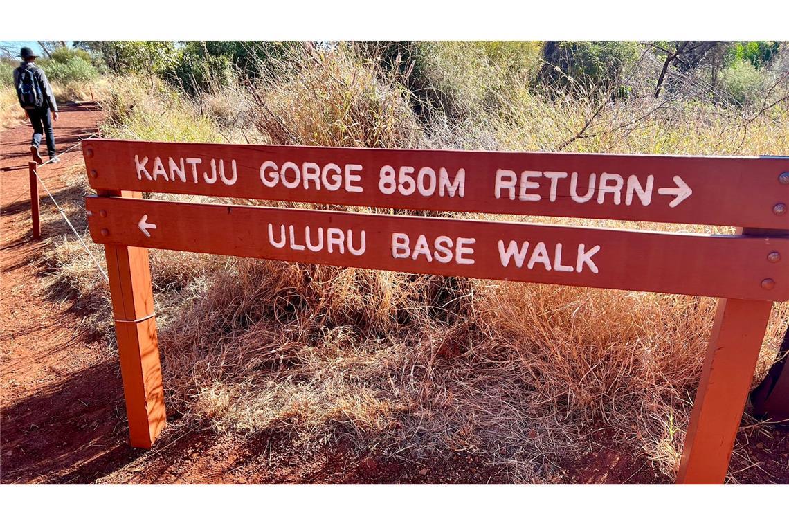 Auf dem Uluru Base Walk können Touristen um den Berg herumlaufen.