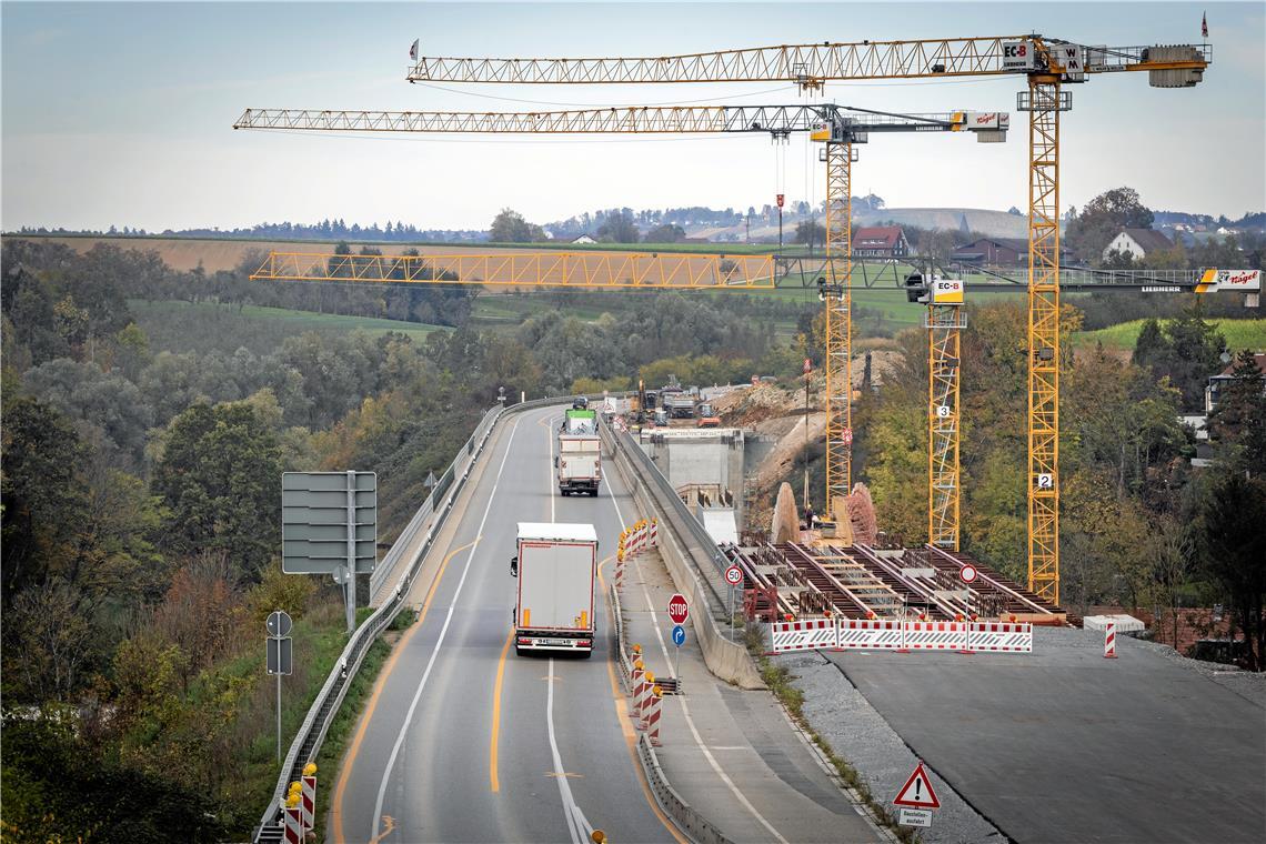 Auf dem Viadukt ist nur eine Spur befahrbar. Foto: Alexander Becher