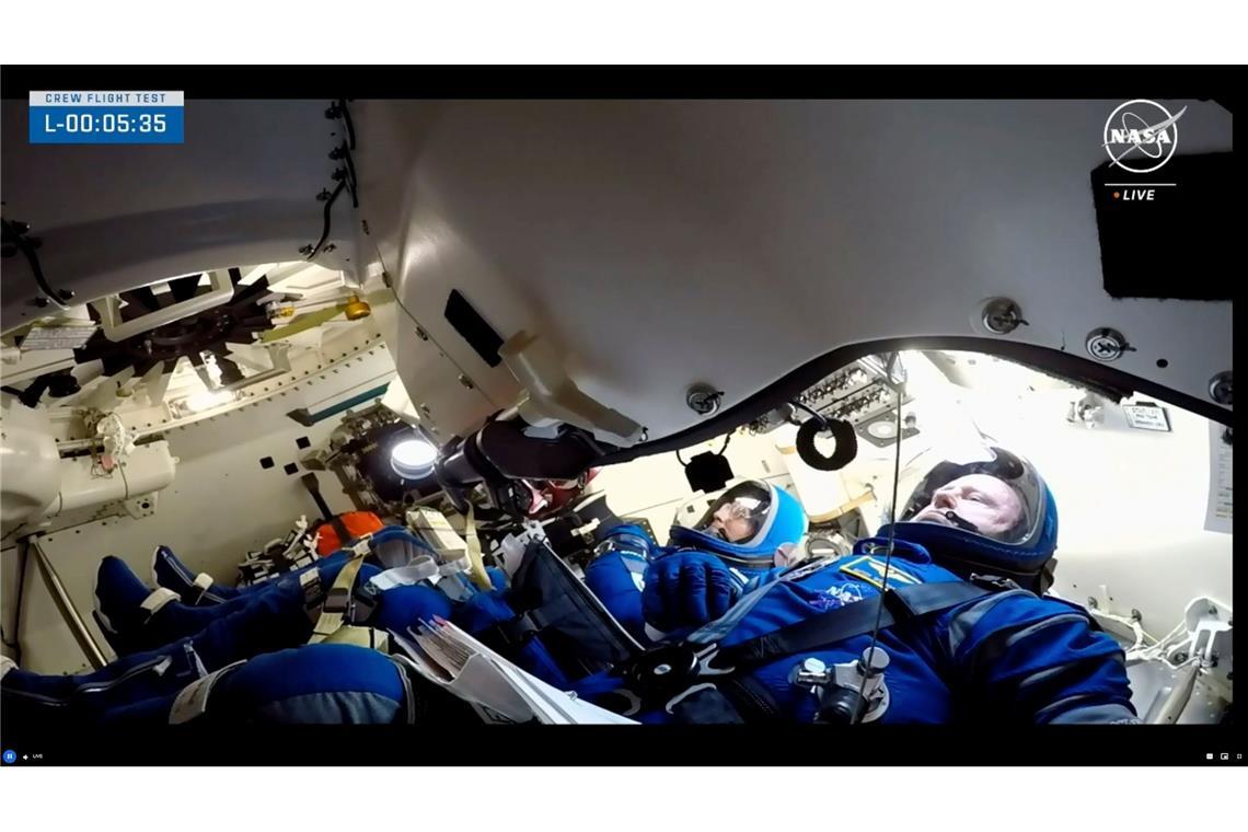 Auf dem von der Nasa veröffentlichten Foto warten die Nasa-Astronauten Butch Wilmore (r) und Suni Williams auf den Start in der Boeing "Starliner"-Kapsel im Space Launch Complex 41.