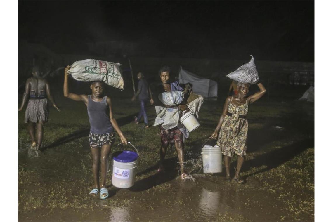 Haiti: Tropensturm setzt Menschen in Erdbebenregion zu Auf dem Weg in die Notunterkunft. Foto: Joseph Odelyn/AP/dpa