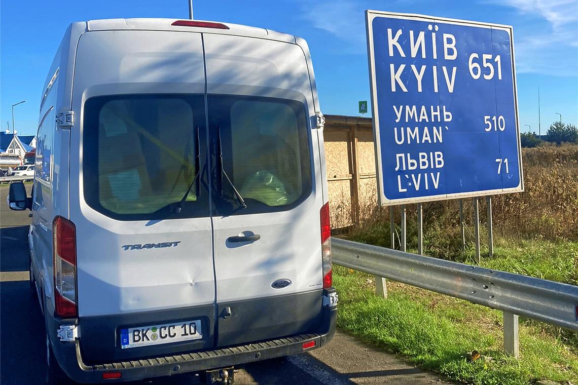 Auf dem Weg in die Ukraine: Ein Kastenwagen mit Hilfsgütern aus dem Backnanger Raum fährt nach Charkiw. Fotos: Dietmar Buchfink