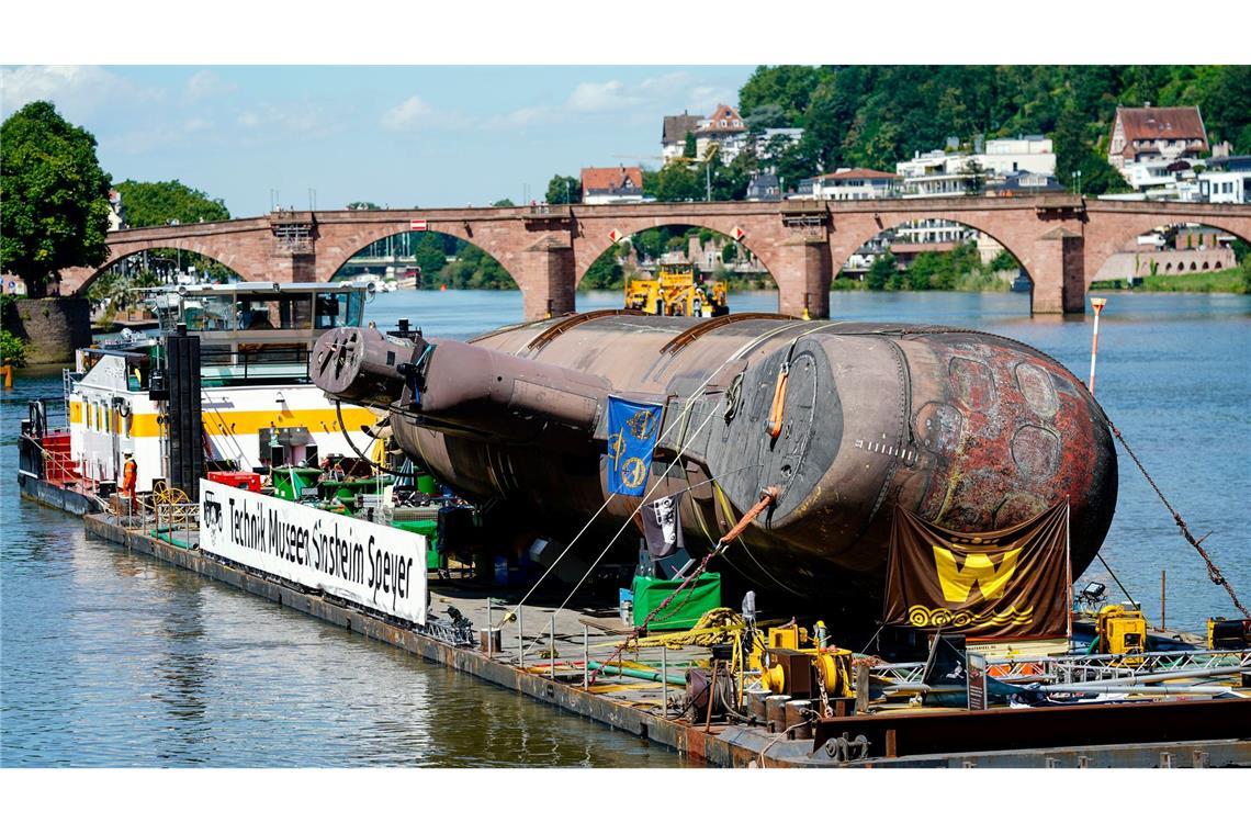 Auf dem Weg ins Museum nach Sinsheim: das frühere 350 Tonnen schwere Marine-U-Boot U17 passiert auf einem Transportschiff eine Brücke in Heidelberg