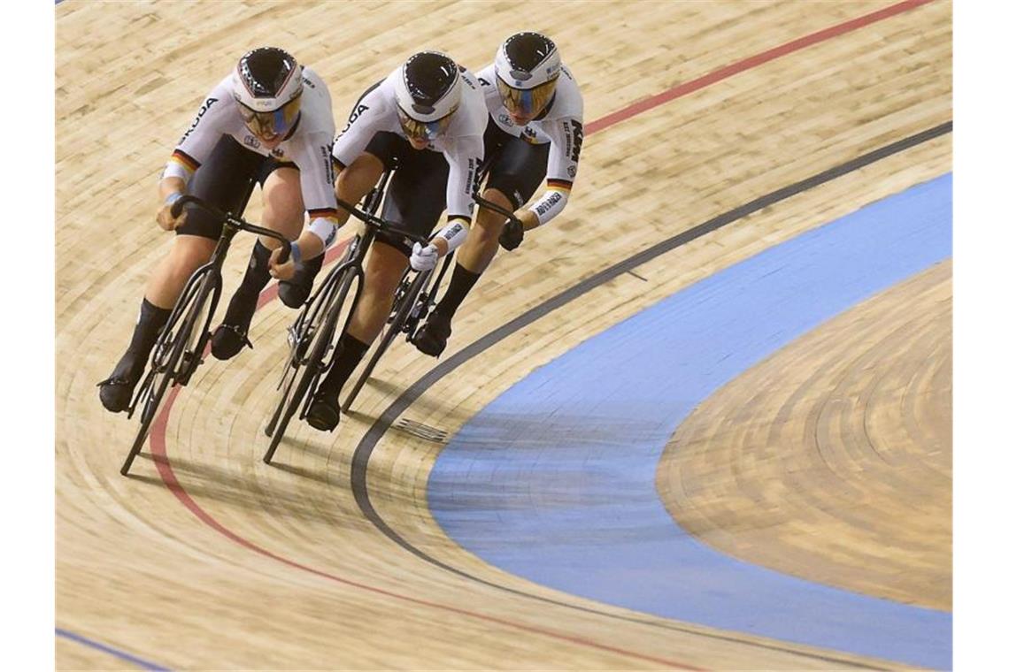 Hinze, Grabosch und Friedrich holen WM-Gold im Teamsprint Auf dem Weg zu WM-Gold: Lea Sophie Friedrich, Pauline Grabosch und Emma Hinze. Foto: Francois Lo Presti/AFP/dpa
