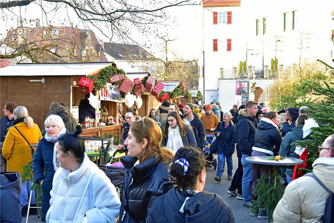 Auf dem Weg zum Stiftshof füllt sich bereits am Samstagnachmittag der Weihnachts...