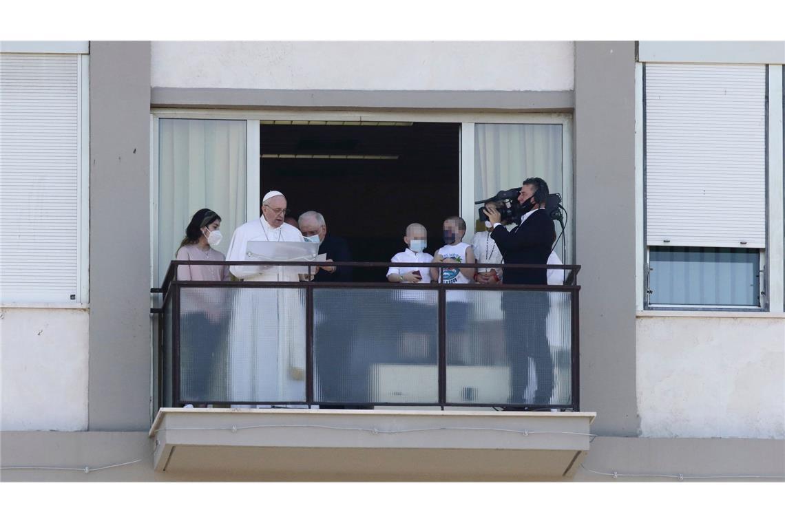 Auf den Balkon wird Franziskus - hier nach einer Operation im Jahr 2021 - nach Medienberichten eher nicht kommen. (Archivbild)