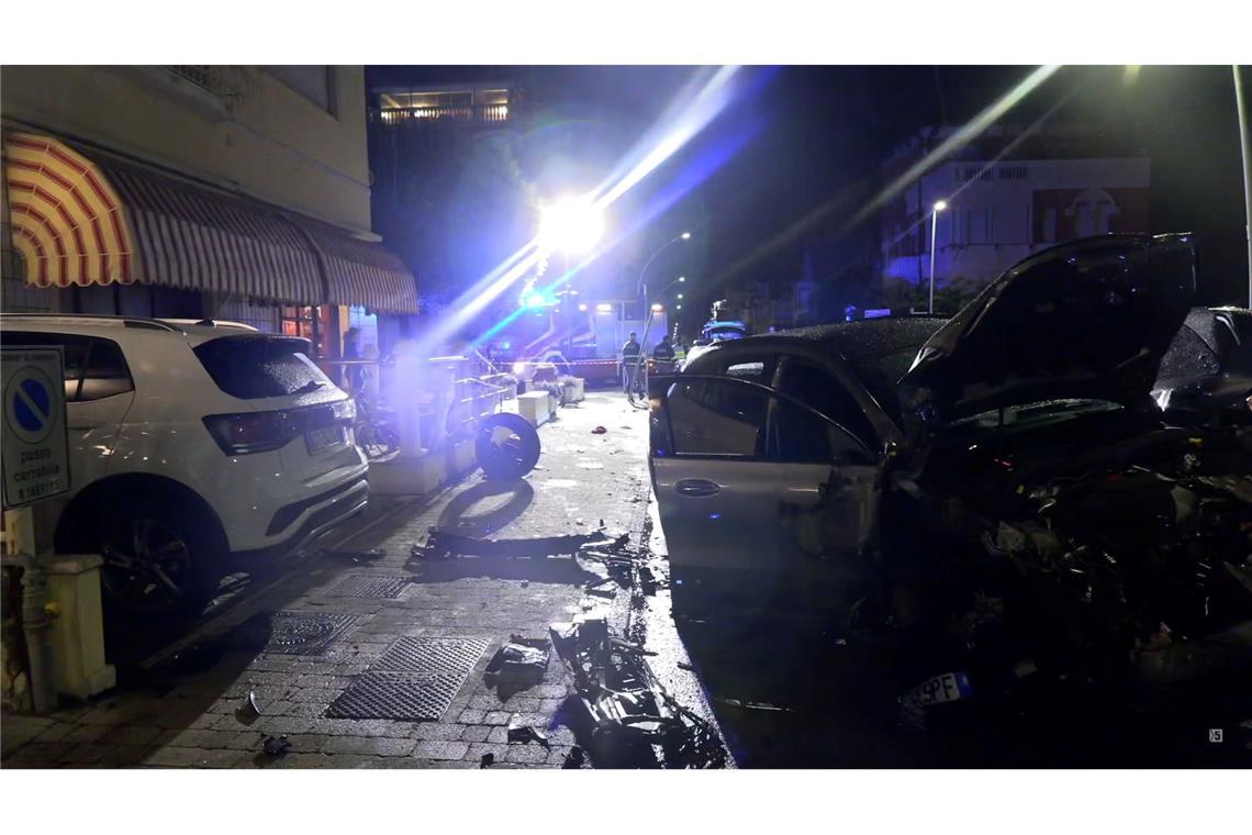 Auf den Bürgersteigen an der Unfallstelle lagen immer noch Kleidungsstücke der Unfallopfer sowie Teile des beschädigten Autos.