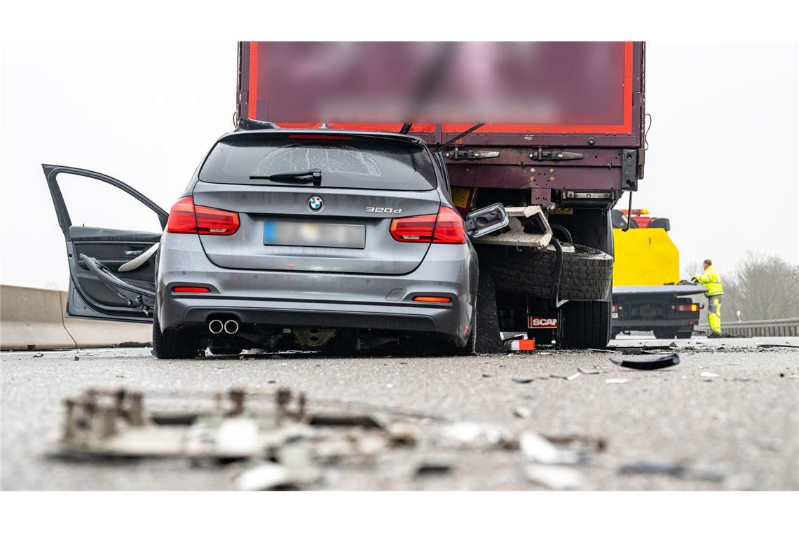 Auf der A3 bei Regensburg ereigneten sich auf einer Strecke von zehn Kilometern mehr als zehn Unfälle. Dabei kam mindestens ein Mensch ums Leben.