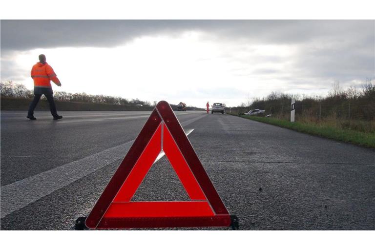 Auf der A8 kam es wegen der Glätte zu einem Unfall (Symbolbild).