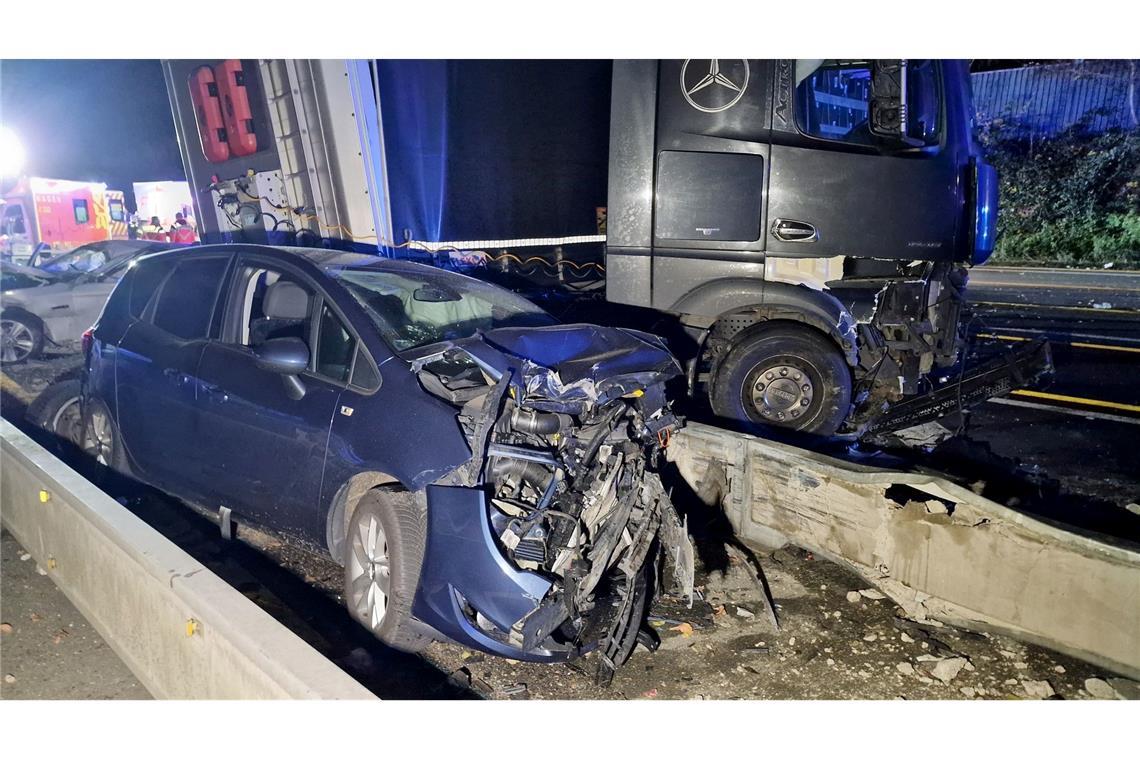 Auf der Autobahn standen nach der Unfallserie durch die Wucht der Zusammenstöße völlig demolierte Autowracks.