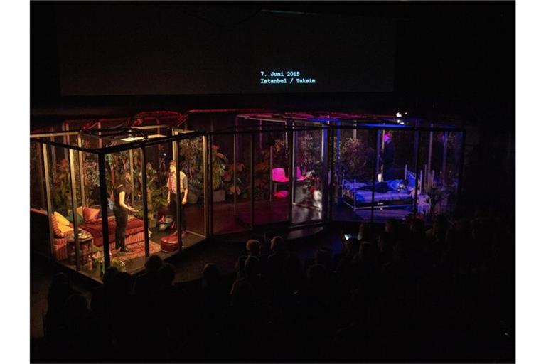 Auf der Bühne des Kammertheaters wird das Stück „Last Park Standing“ geprobt. Foto: Tom Weller/dpa