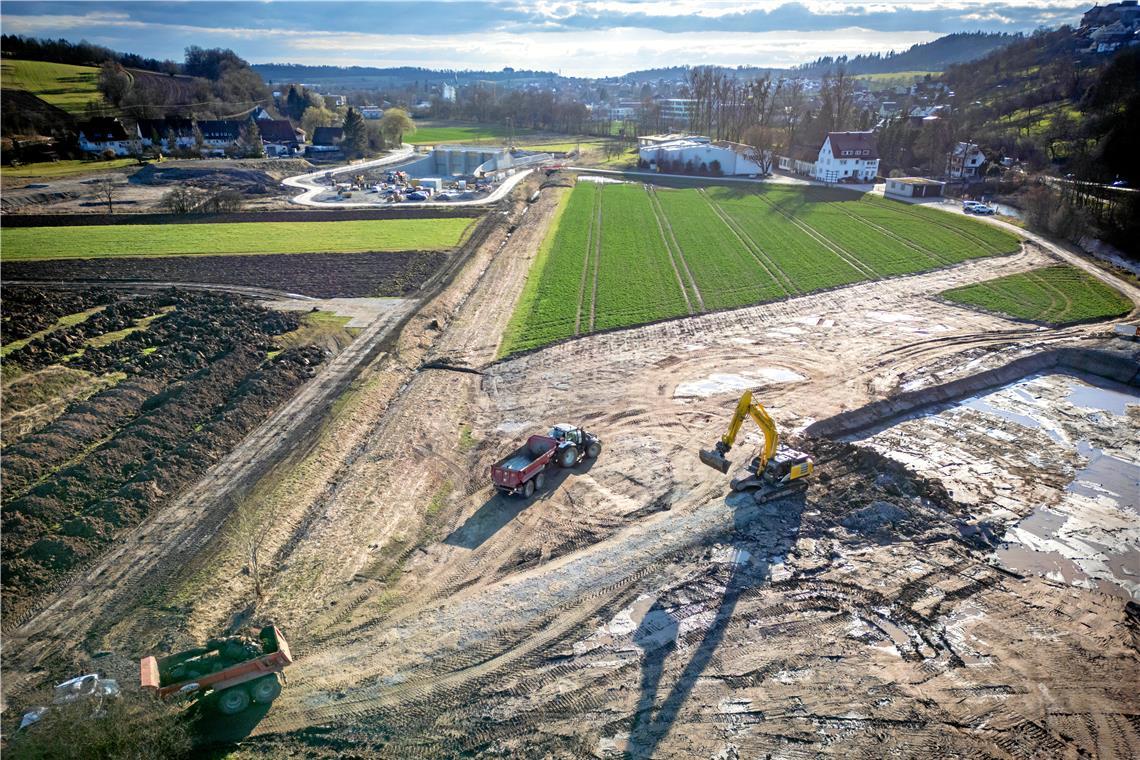 Auf der Drohnenaufnahme ist die Lage des neuen Wehrs bereits erkennbar. Der Aushub des Bauwerks wird seitlich deponiert. Im Hintergrund ist das Durchlassbauwerk zu sehen.