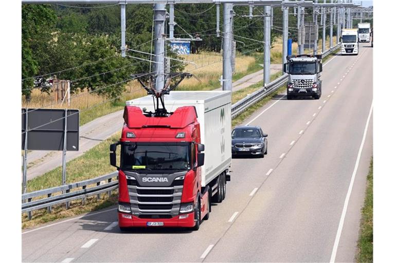 Auf der „eWayBW“ Pilotstrecke fährt ein elektrisch betriebener Oberleitungs-Lastwagen. Foto: Uli Deck/dpa