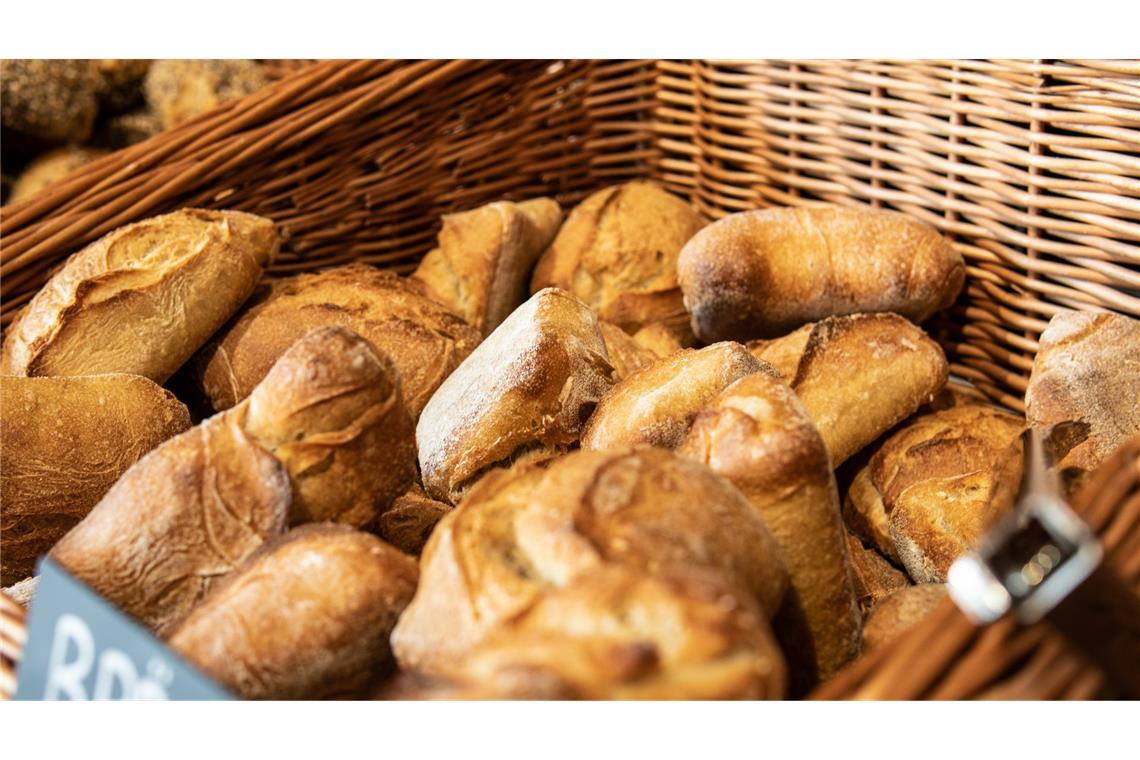 Auf der Flucht des Diebs mit dem Bäckerauto landeten allerlei Backwaren auf der Straße. (Symbolbild)