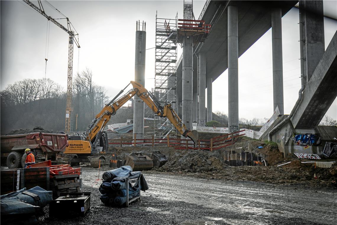 Auf der gesamten Länge des neuen Viadukts, das immerhin knapp 395 Meter misst, wird an mehreren Stellen gleichzeitig gearbeitet.