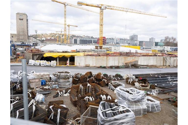 Auf der Großbaustelle des Bahnprojekts Stuttgart 21 liegen Armierungen für Betonarbeiten. Foto: Bernd Weißbrod/dpa