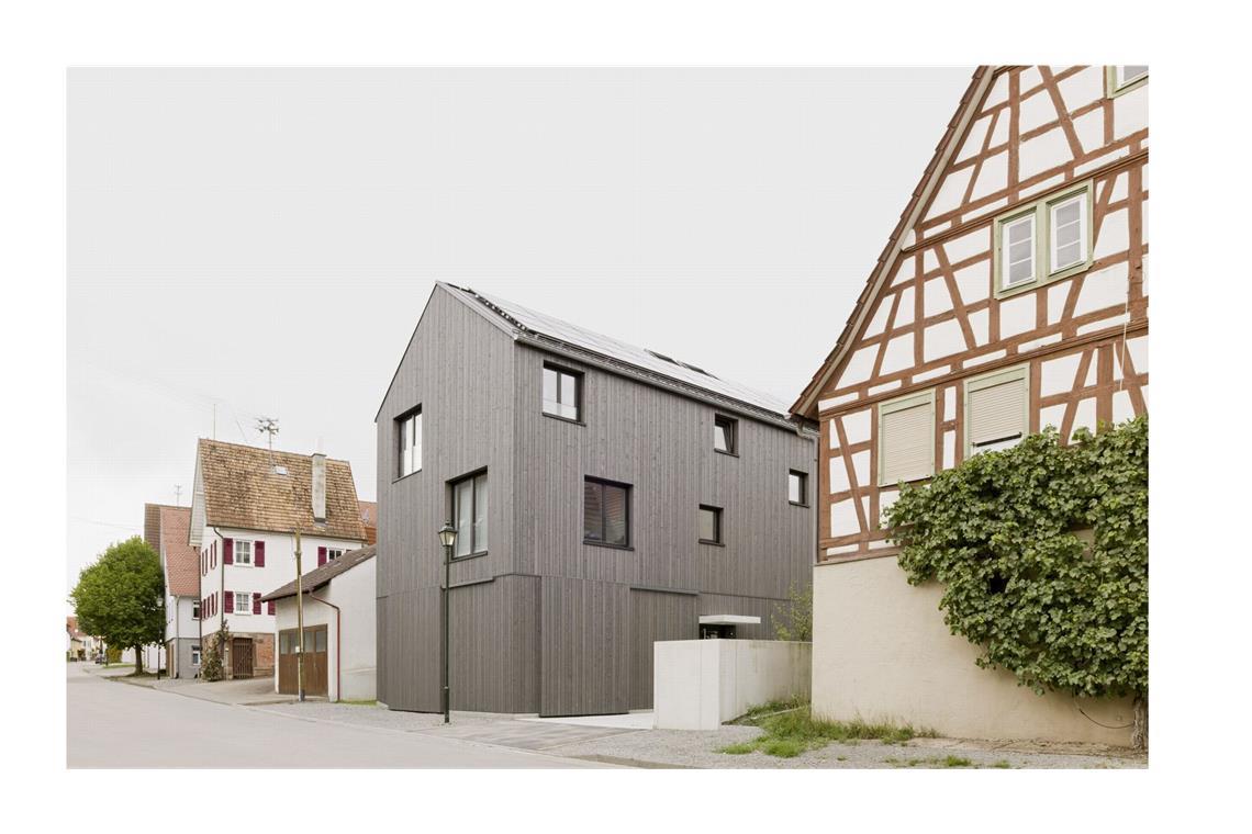 Auf der Longlist zu „Häuser des Jahres“ ist dieses von unserer Zeitung jüngst vorgestellte Wohnhaus in Ammerbuch, geplant von den Stuttgarter LIMA  Architekten Lisa Bogner und Tobias Manzke. Es wertet die Dorfmitte auf . . .