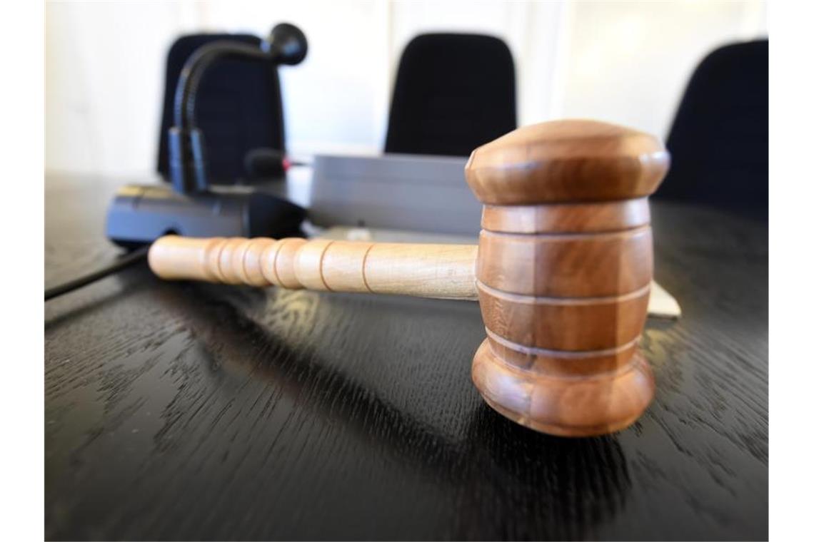 Missbrauchskomplex Bergisch Gladbach: Mann verurteilt Auf der Richterbank liegt ein Richterhammer aus Holz. Foto: picture alliance / Uli Deck/dpa/Symbolbild