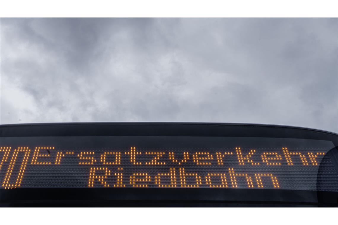 Auf der Riedbahn normalerweise fahrende S- und Regionalbahnen entfallen, dafür sind Ersatzbusse unterwegs.