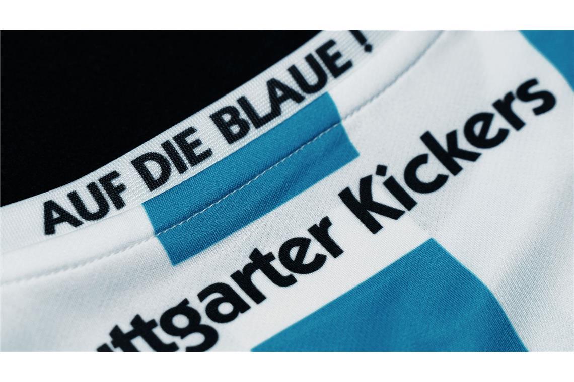 Auf der Rückseite ist der Slogan „Auf die Blaue“ zu lesen.