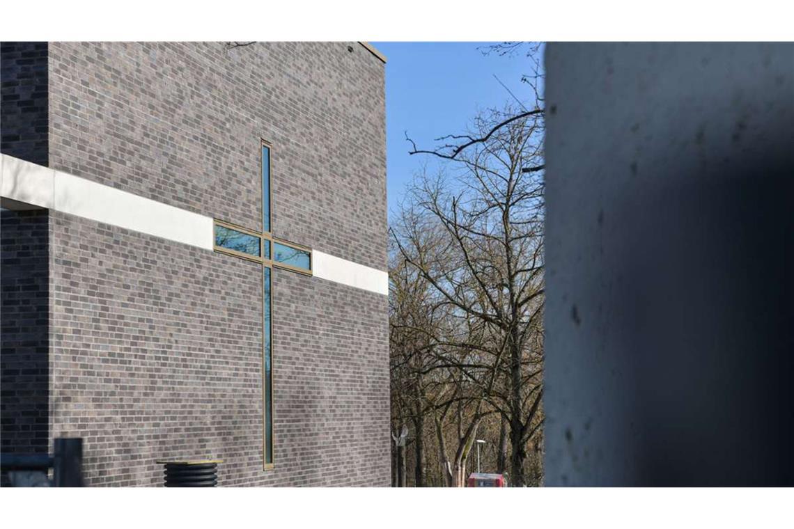 Auf der Stuttgarter Route zu sehen: Die Kirche St. Johannes Maria Vianney. Hier eine Ansicht von außen mit horizontal angeordneten Klinkersteinen und einem Betonband auf Höhe des Kreuzes. Der Beton erinnert auch an die Vorgängerkirche. Die Fassaden der Häuser sind ebenfalls mit horizontal angeordneten Klinkerplättchen belegt. „Wir wollten damit die Schichtungen der Weinberge, auf die man herabblickt, aufgreifen“, sagt der Architekt Alexander Lange von A+R Architekten.