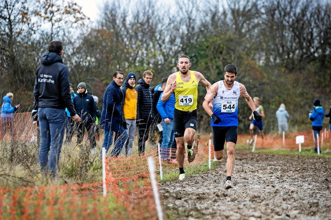 Auf der Überholspur: Der deutsche Meistertitel im Crosslauf ist der jüngste Erfolg von Jens Mergenthaler (links). Foto: Imago